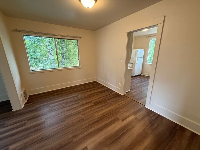 Foto del edificio - Lovely and Warm Home in Edmonds Available Now