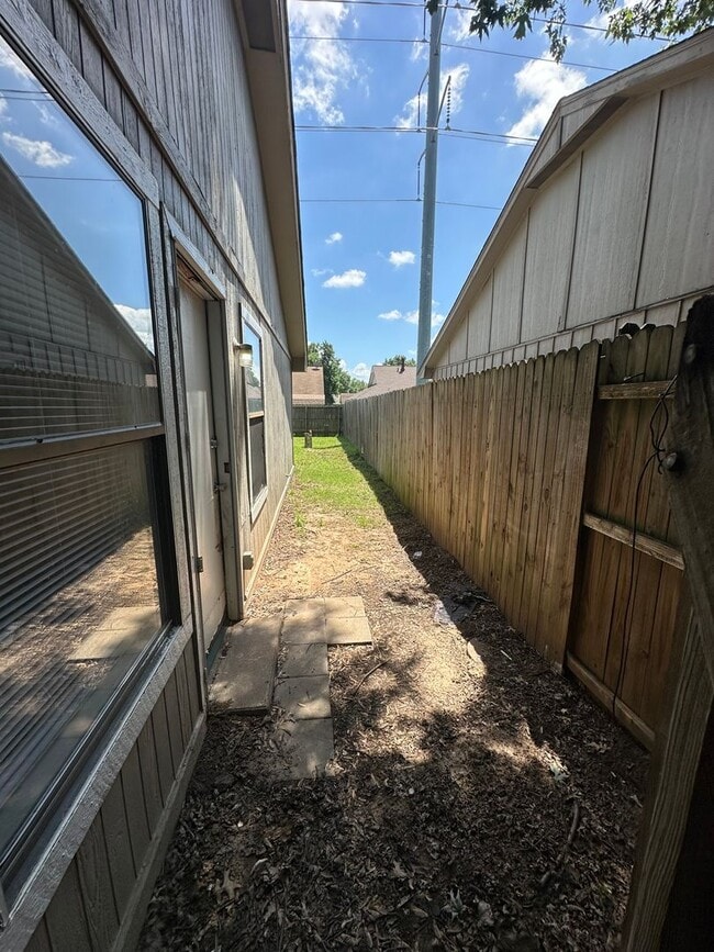 Building Photo - 3 bed 2 bath