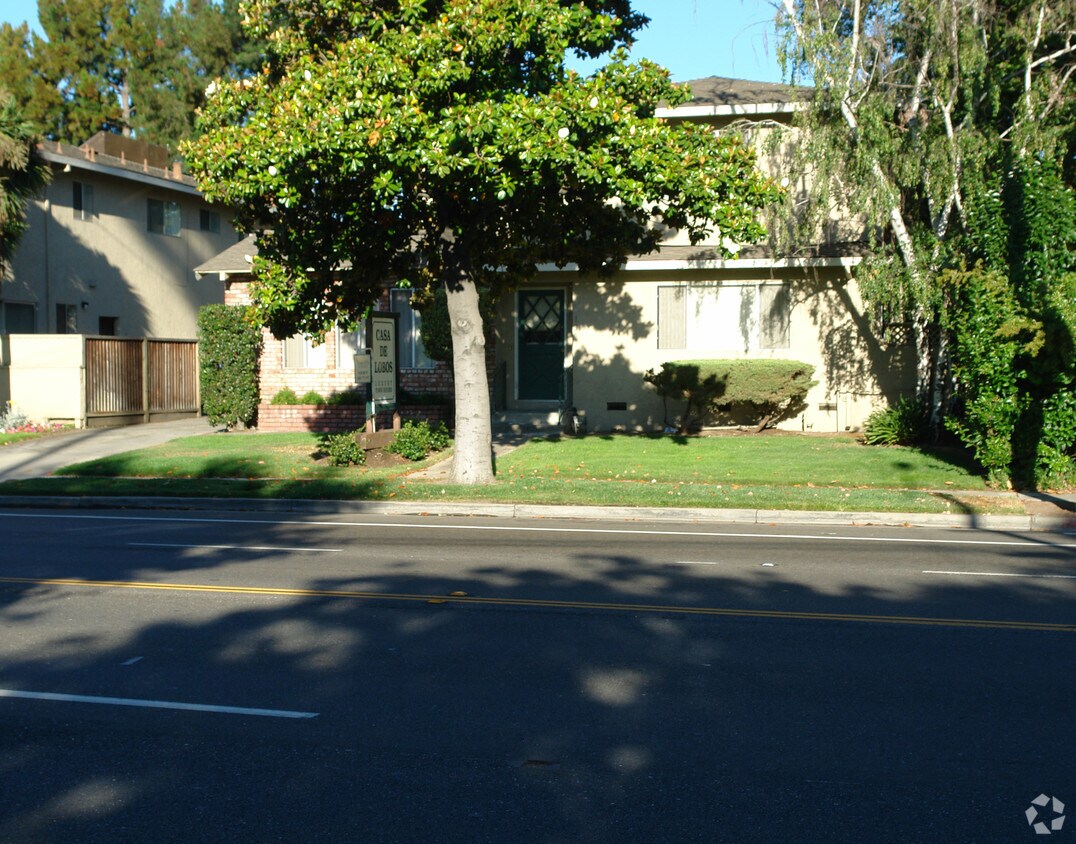 Primary Photo - Casa De Lobos Luxury Townhomes
