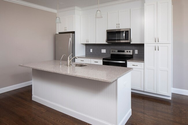 Building Photo - North Washington Square @ Hickory: In-Unit Washer & Dryer, Cold Water, Fitness Center, Sauna, Bar...