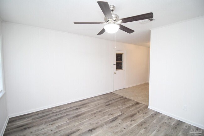 Foto del edificio - 404 Ladybird Ln