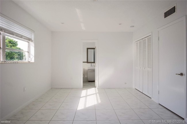 Building Photo - 4 br, 3 bath  - 4901 Ponce de Leon Blvd # R