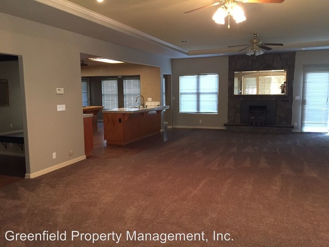 Building Photo - 8855 E Kettleman Ln