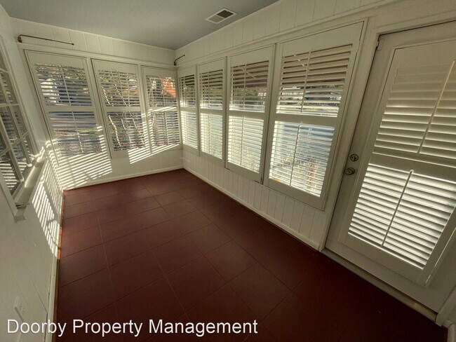 Building Photo - 3 br, 1.5 bath House - 2611 E 4th St.