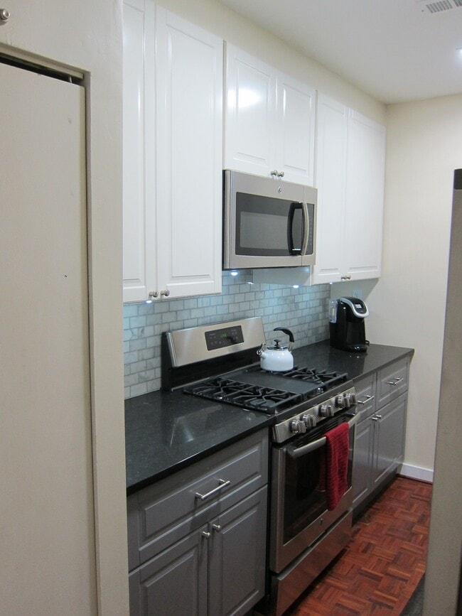 Quartz counter top. Stainless appliances, Large sink, high ceiling - 774 S 3rd St