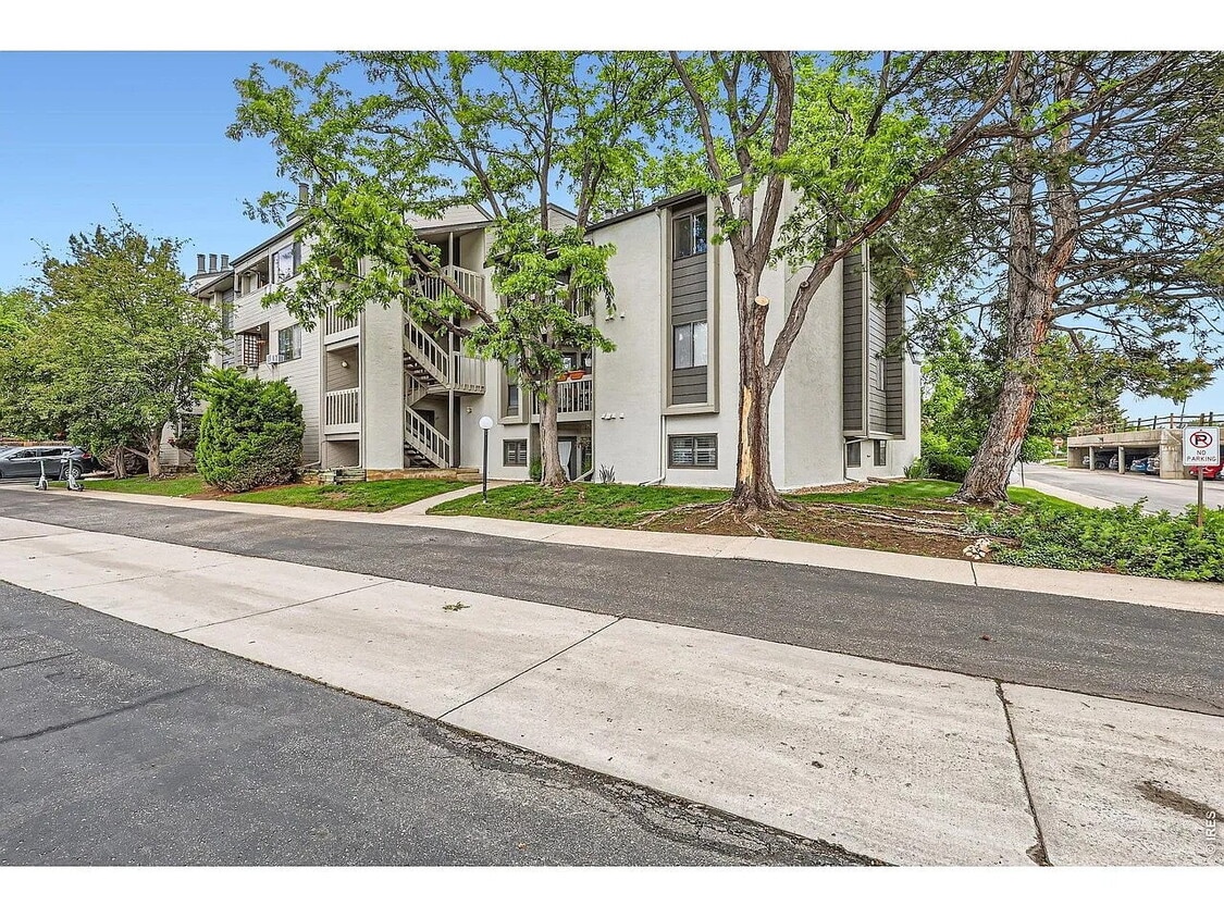 "Charming 2-Bed, 2-Bath Apartment in Boulder – Spacious 920 Sq Ft Gem!" - "Charming 2-Bed, 2-Bath Apartment in Boulder – Spacious 920 Sq Ft Gem!"