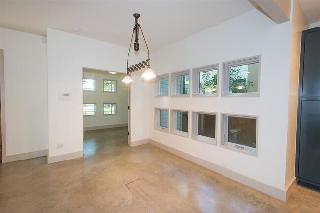 Building Photo - 610 W Live Oak St