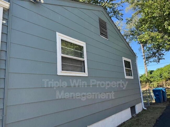 Building Photo - 8629 Elwyn Dr