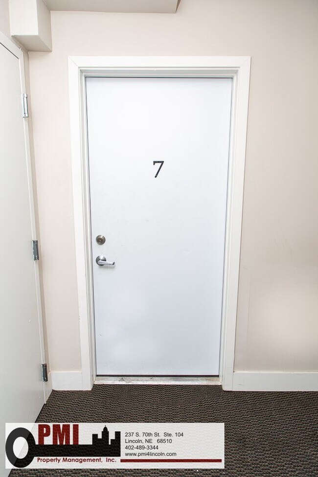 Building Photo - 2 Bedroom and 1 Bathroom Apartment Availab...