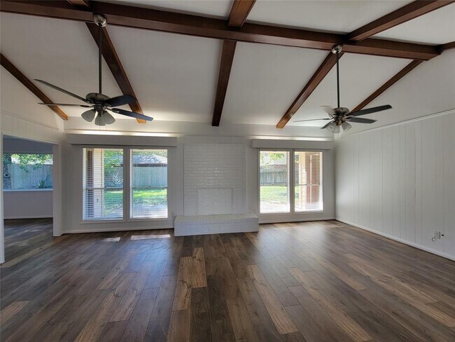 Foto del edificio - 15318 Penn Hills Ln