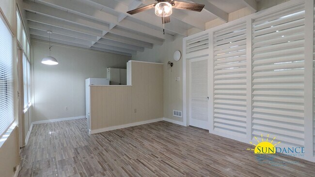 Building Photo - Cozy 1 Bedroom Florida Cottage! Near Ferry...