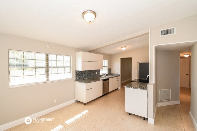 Foto del edificio - 7613 Crest Dr N