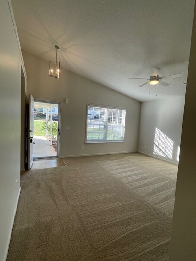 Foto del edificio - Single Story - 3 bedrooms, 2 baths, spacious living room, kitchen & a 2 car garage, located on a ...