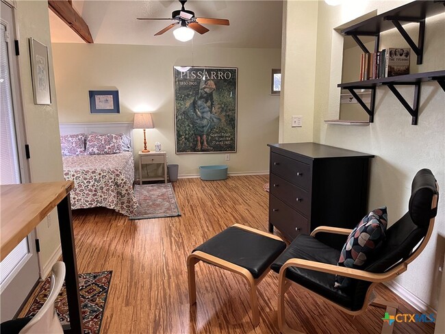 Foto del edificio - 121 Butler Ln