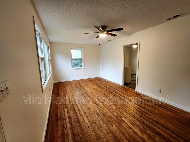 Building Photo - 105 Evora St