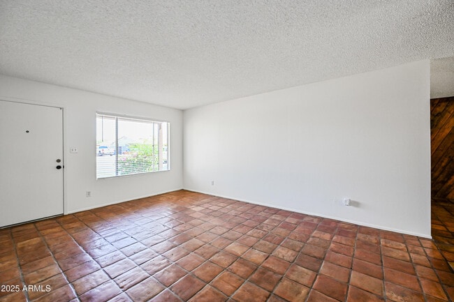 Building Photo - 1252 E El Parque Dr