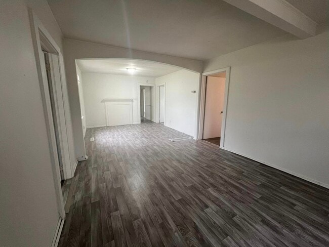Building Photo - 4 Bedroom Home!