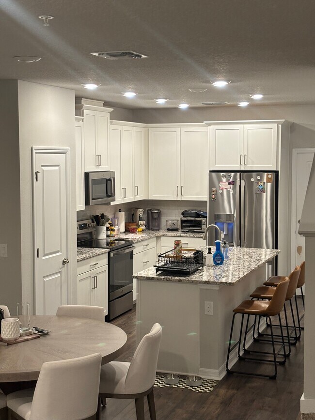 Foto del edificio - 8621 Tavistock Lakes Blvd