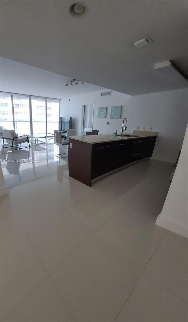 Foto del edificio - 475 Brickell Ave