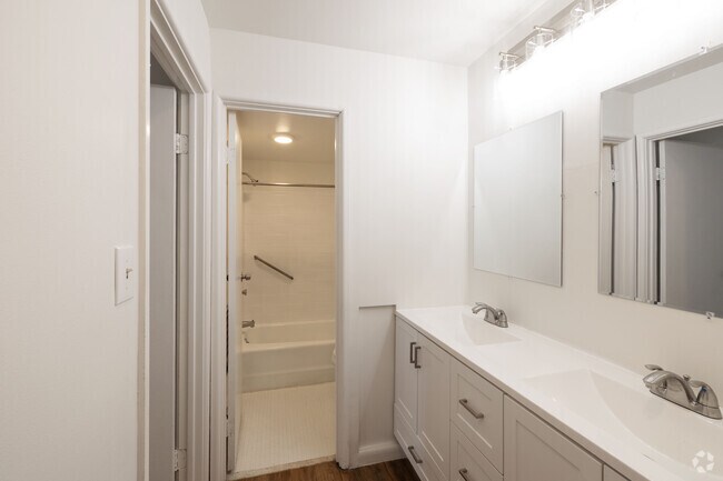 2 habitaciones, 1 baño, 931 pies cuadrados, baño principal - Village One Apartments