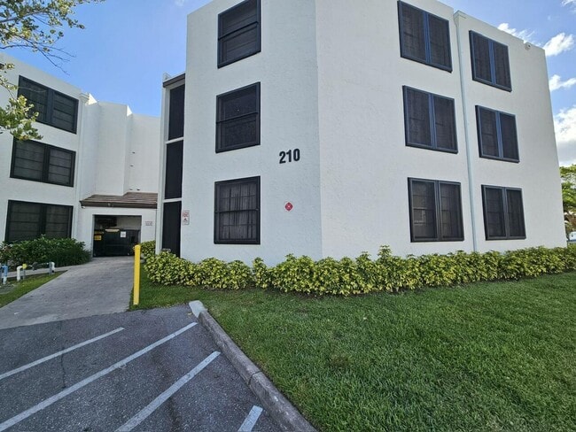 Foto del edificio - 210 Lake Pointe Dr