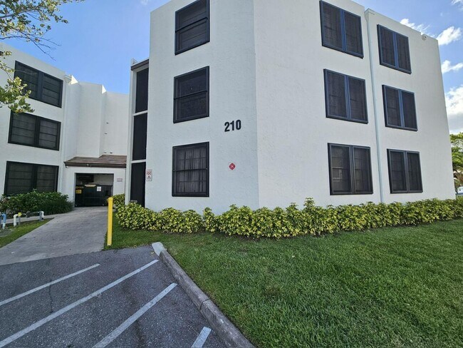 Building Photo - 210 Lake Pointe Dr