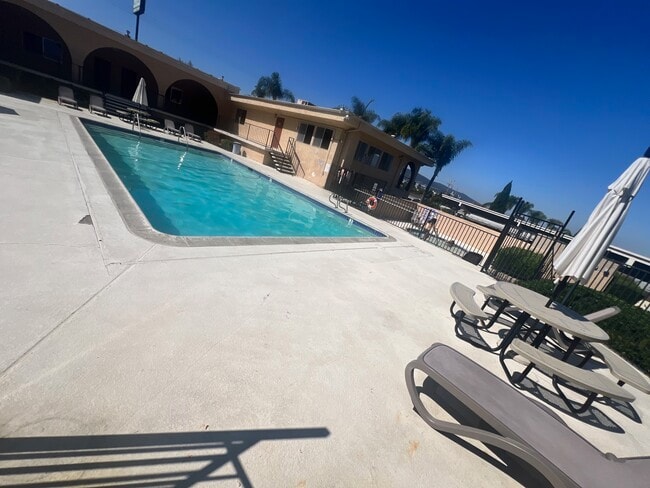 Building Photo - 500 Rancheros Dr