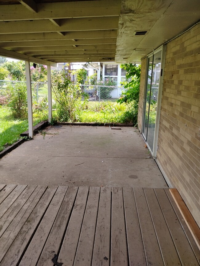 Building Photo - 1428 S Maple Ave