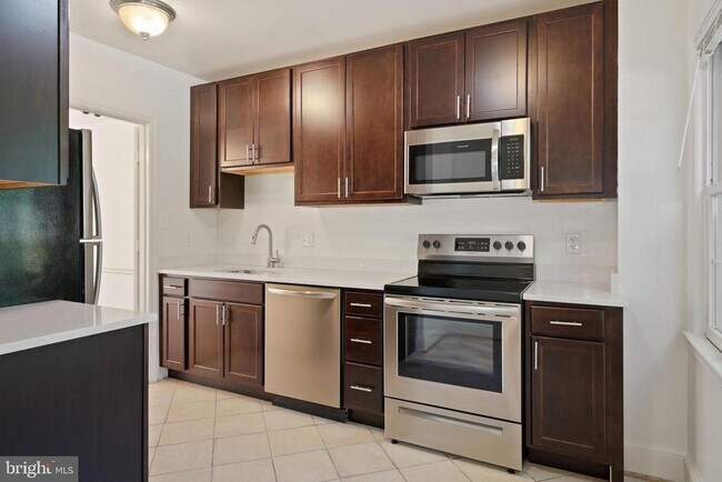 Building Photo - 3289 Sutton Pl NW