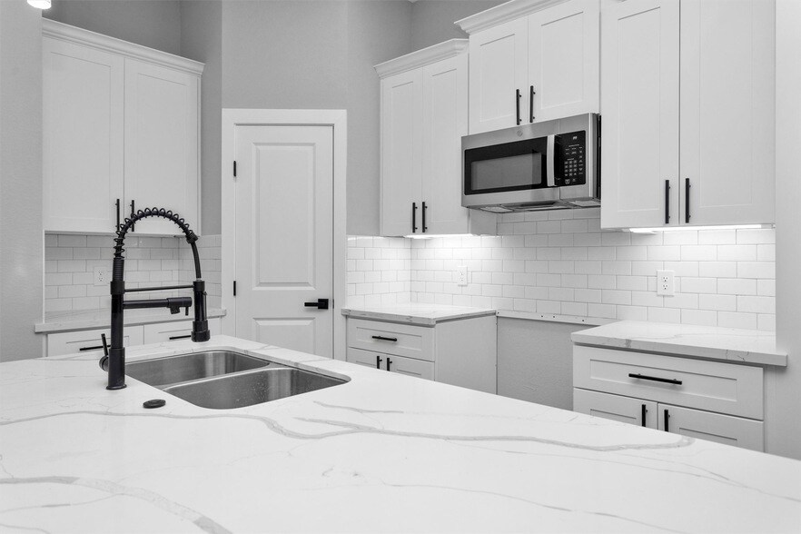 Primary Photo - 6918 Dumble St