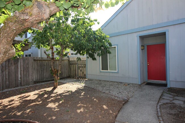 Building Photo - 3 Bedroom Home in Petaluma
