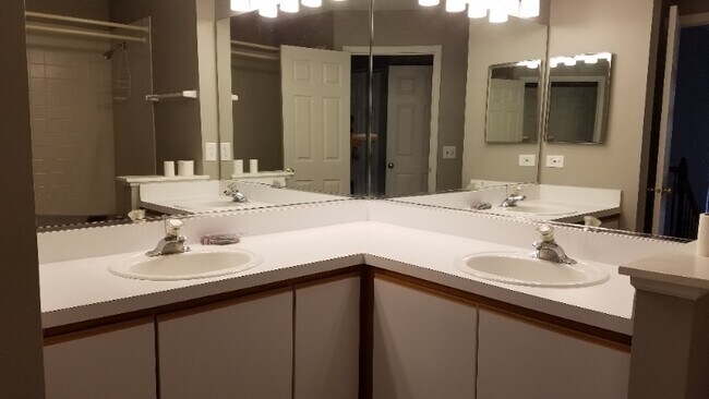 Foto del edificio - 1061 Woodhill Ct