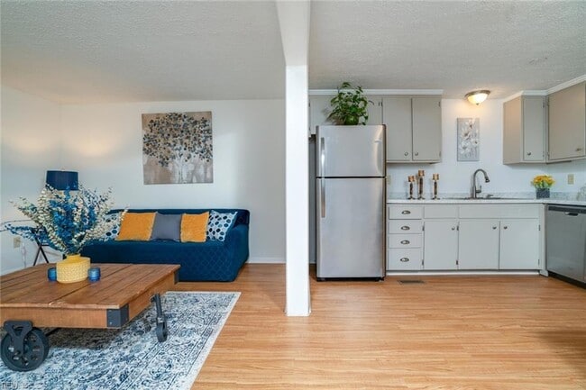 Foto del edificio - 327 Settlers Landing Rd