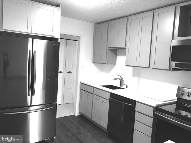 Building Photo - 2311 Pimmit Dr