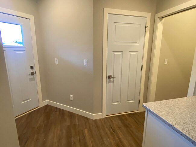 Foto del edificio - NEW CONSTRUCTION - MODERN LIVING: 3 bdrm/2 bath