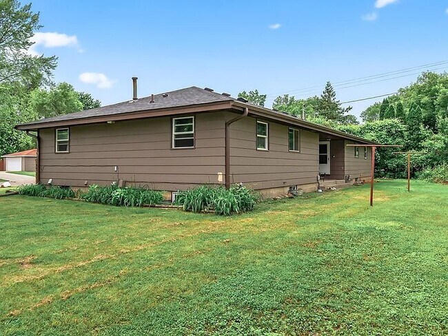 Building Photo - 800-802 Parkview Ln N