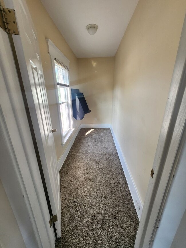 Building Photo - Upper 2 bedroom lower west side