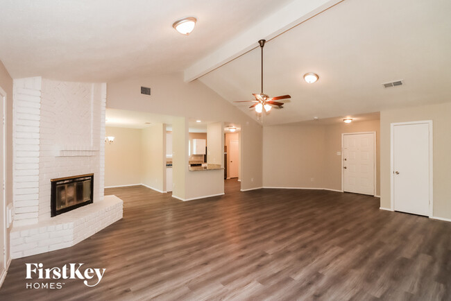 Building Photo - 2515 N Spring Dr
