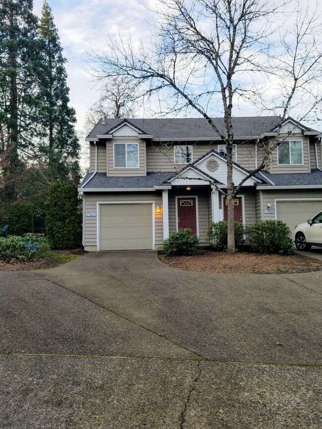 Building Photo - Large 2 Bedroom. 1.5 Bath Townhouse with G...