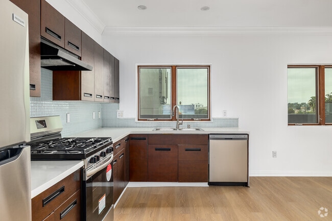 2BR, 2BA - 1,200SF - Kitchen - 930 S Robertson Blvd