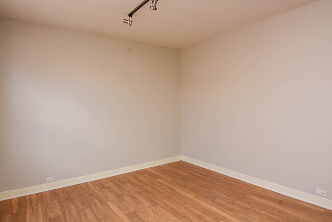 Foto del edificio - 511 W Belmont Ave