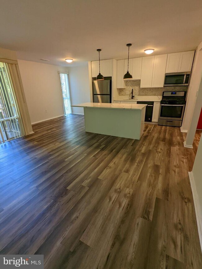 Foto del edificio - 7228 Donnell Pl
