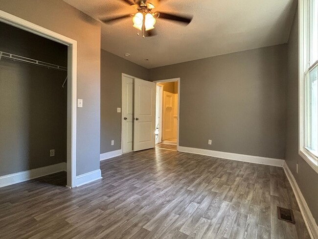 Building Photo - Beautiful 4 Bed 2 Bath house available now!