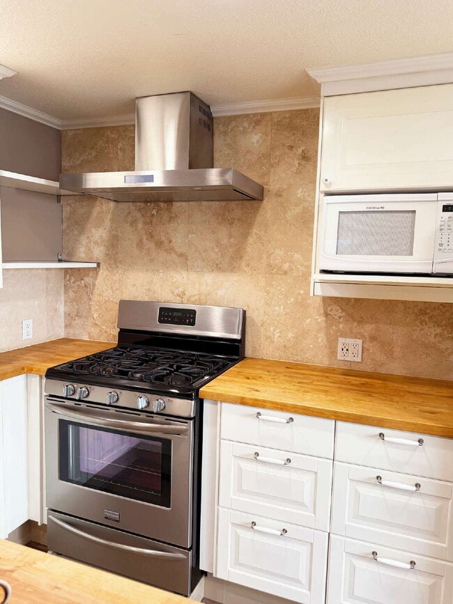 Building Photo - Updated 1-Bedroom Retreat in the Heart of the Springs.