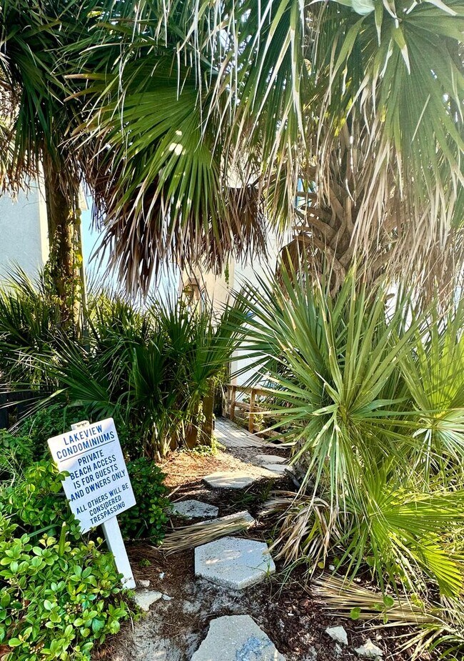 Foto del edificio - 1B/1B  Furnished Condo Across the Street from the Gulf of America!