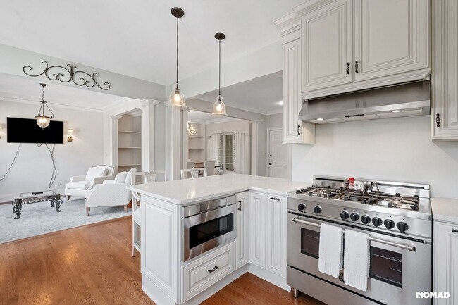 Foto del edificio - Stunning 4BR Townhome in Paces West Community