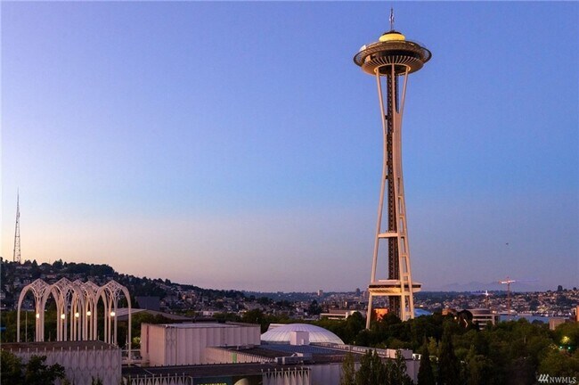 Foto del edificio - 1/2 off First Month's Rent! Views Views Vi...