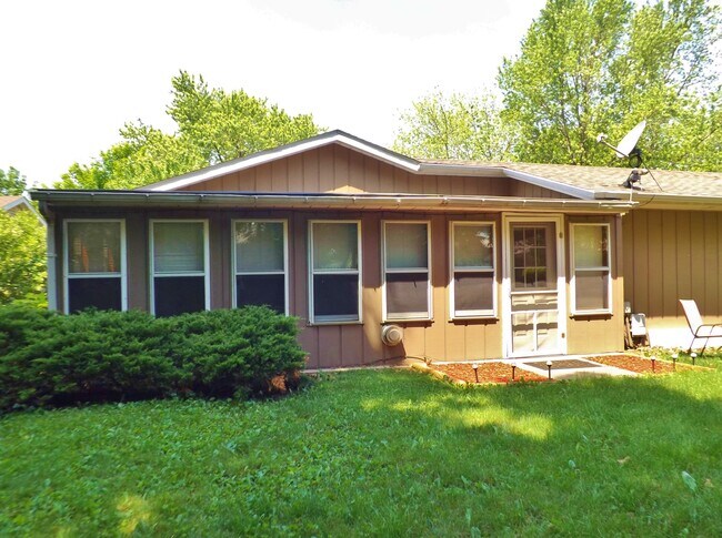 Building Photo - 2409 Parklake Dr