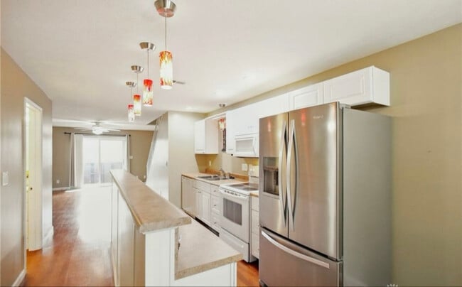 Building Photo - 647 Villa Rd