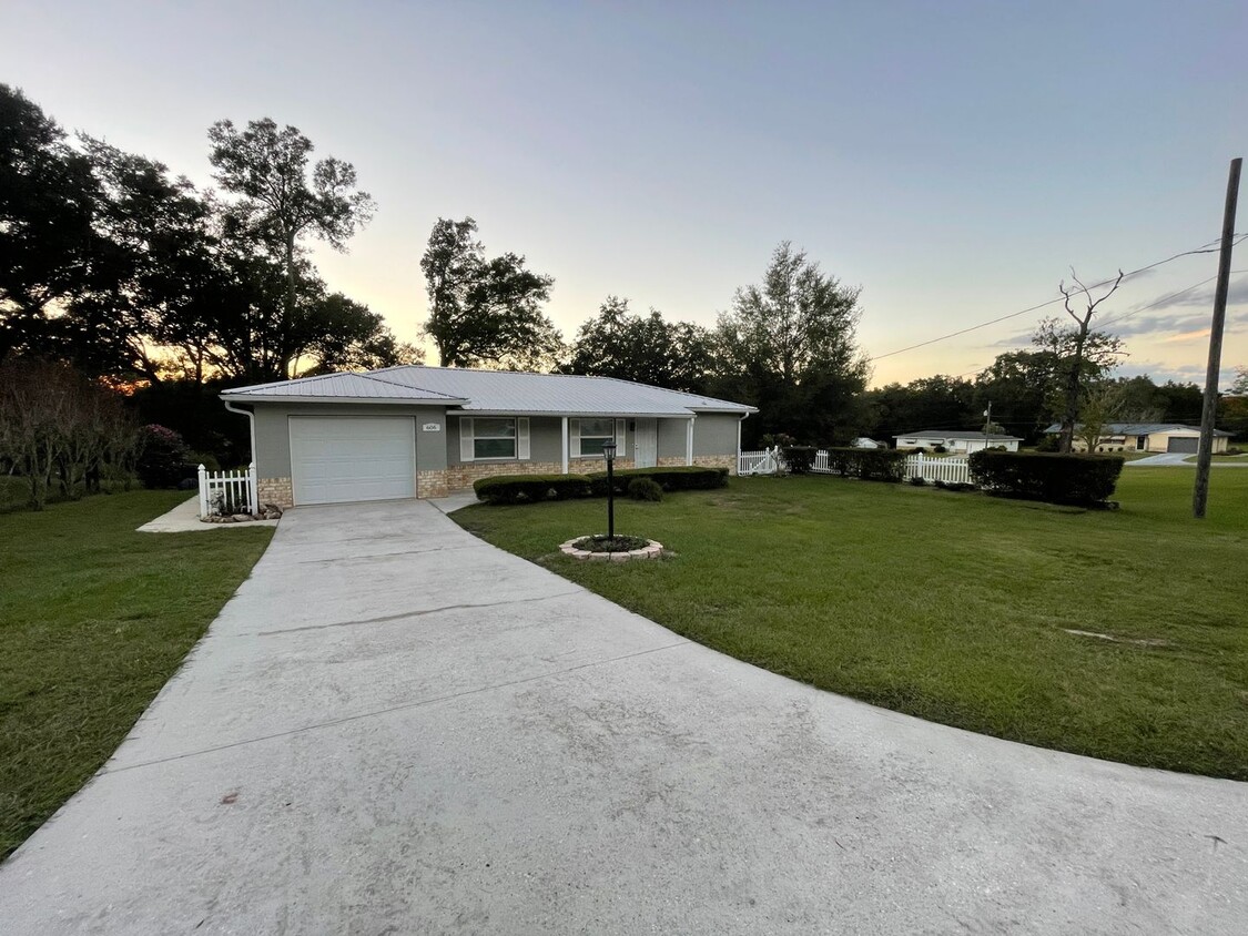 Foto principal - Beautiful 2/2 with large yard, Florida roo...